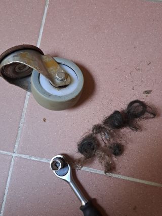 Ze soudku: “Šéfe, nefunguje to!” 🤷🏻 “Šéfe to kolečko na stroji je uplně na p*d, vůbec se netočí”. 👉 “A Tondo, kdy jste ho...